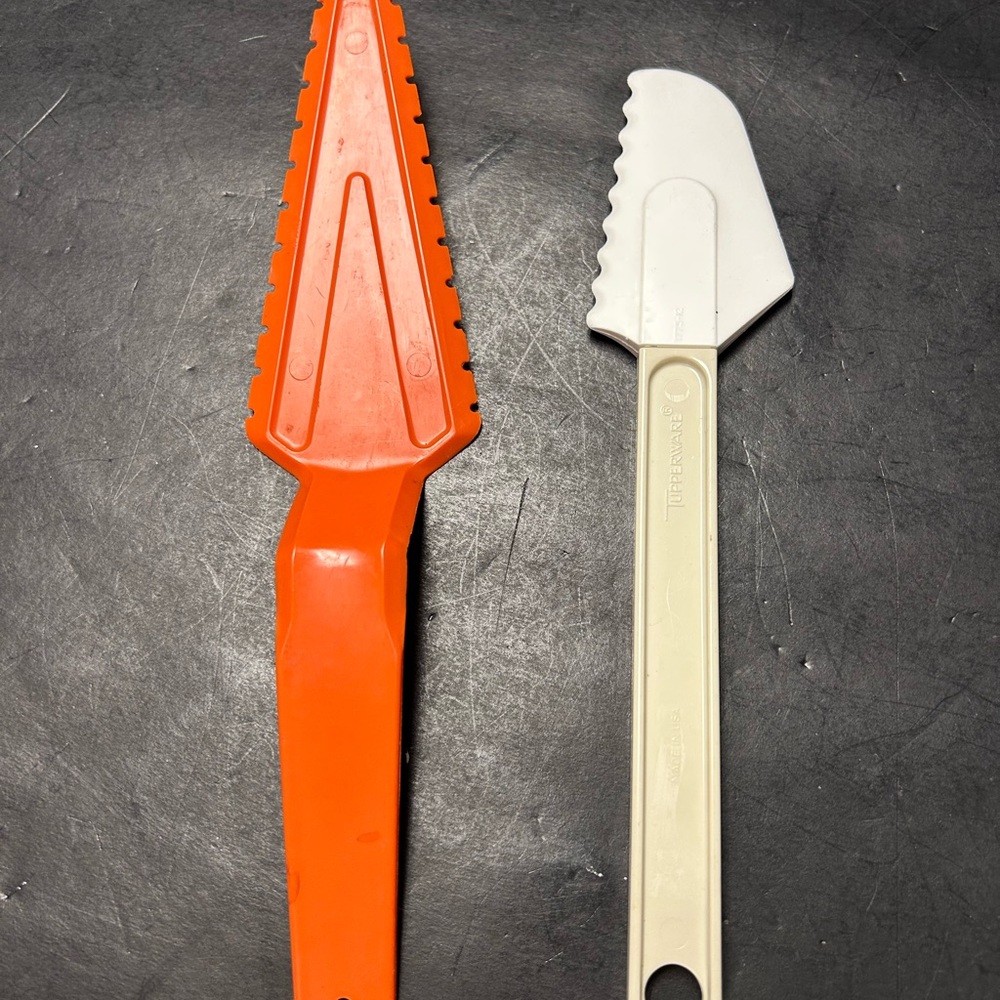 Tupperware Orange Plastic Cake Server & White Serrated Spatula Set